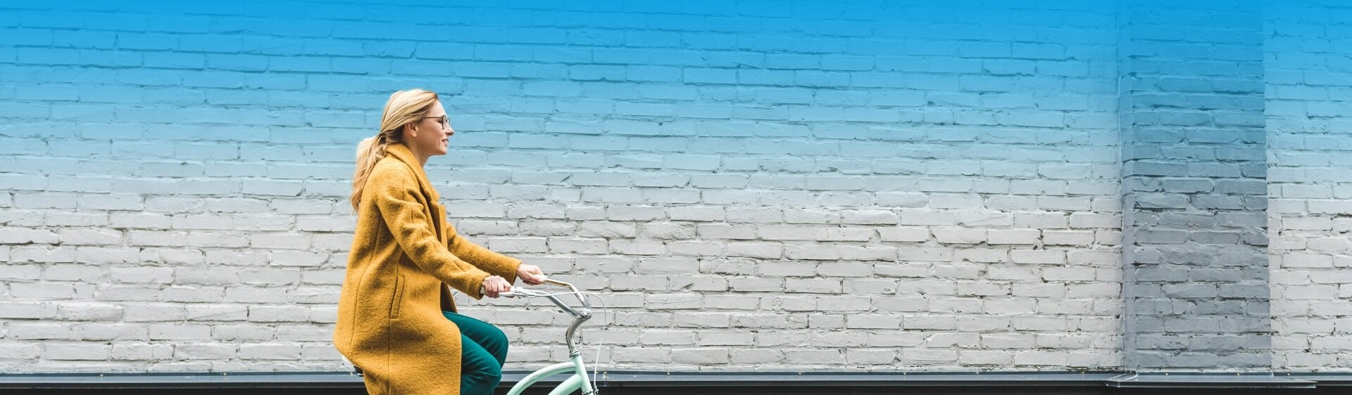 Femme faisant du vélo pour changer ses habitudes
